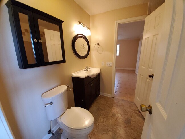 Building Photo - For Lease - Spacious 3 BR|1 BA Home, 10 Mi...