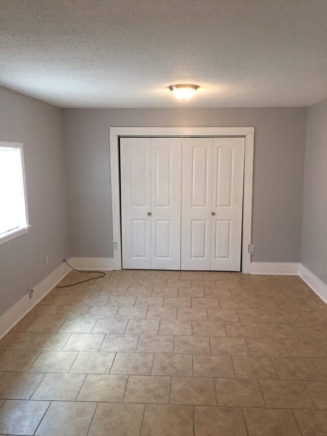 Building Photo - 2746 Gladiolus St
