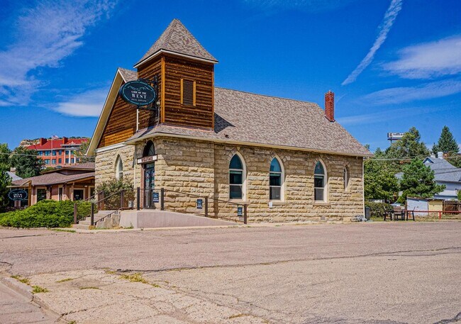 Building Photo - 431 University St