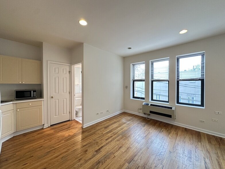 Building Photo - 909 W Dakin St