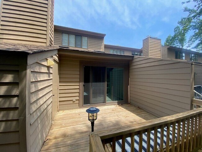 Building Photo - Welcome to this stunning 2-bedroom, 2-bath...