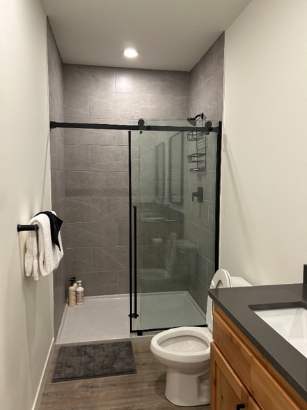 Building Photo - 18 Pine Dr