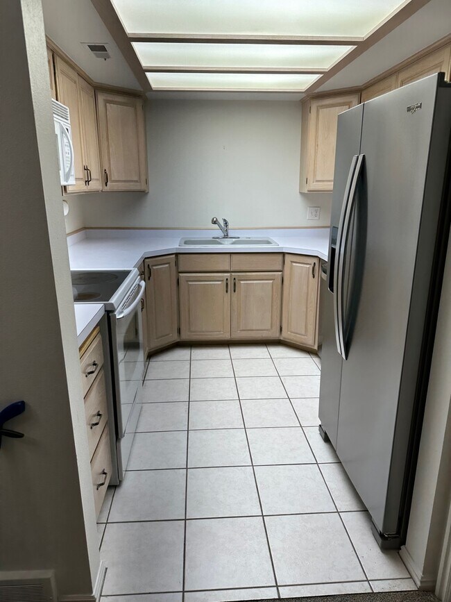 Building Photo - 2244 N Canyon Rd