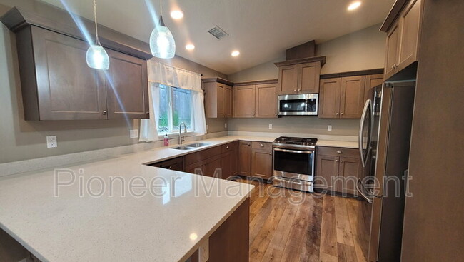 Building Photo - 601 SE Rose Ridge Dr