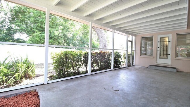 Building Photo - 1001 Brookside Dr