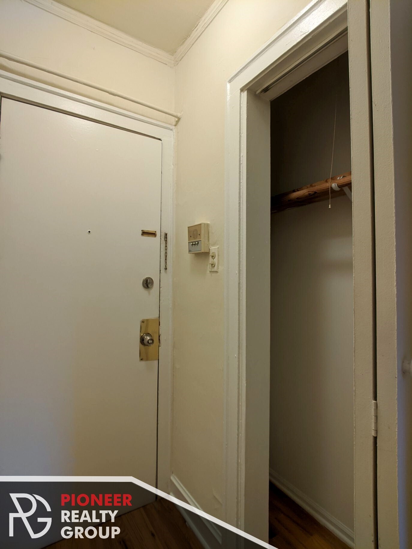 Building Photo - 546 W Wellington Ave