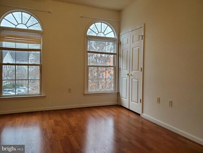 Building Photo - 420 Main St