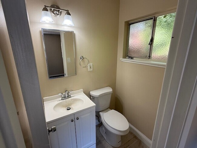 Building Photo - 3-Bedroom Rodeo Home with Brand New Kitchen!