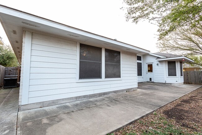 Building Photo - Charming 4-Bedroom, 2-Bath Home with Moder...