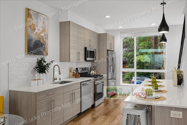 Building Photo - Like-New 2-Bedroom Townhome in Seattle w/R...