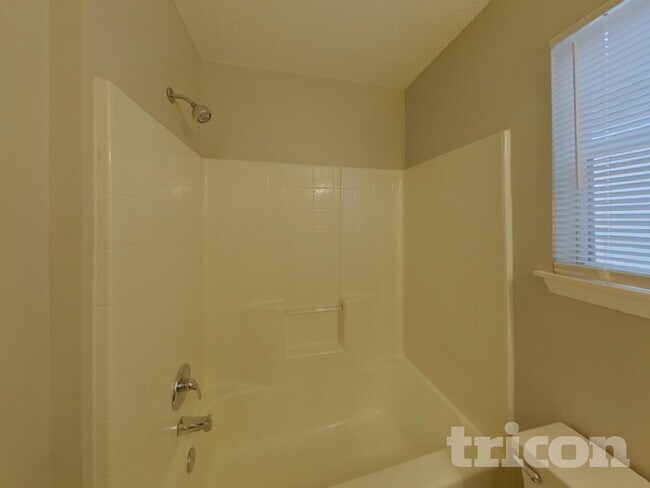 Building Photo - 8523 Lockerbie Ln