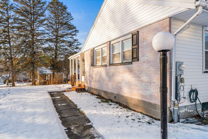 Building Photo - 32 Deland Park B