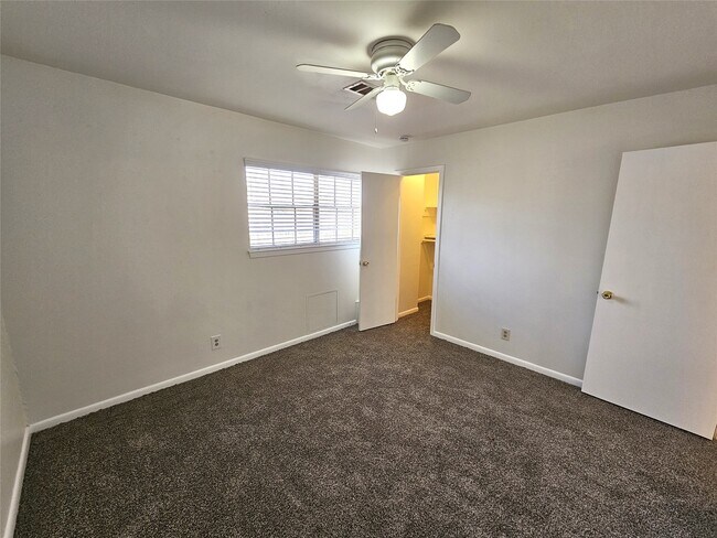 Building Photo - 347 Forest Lake Dr