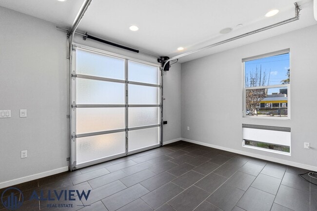 Building Photo - Beautiful three story live/work townhome i...