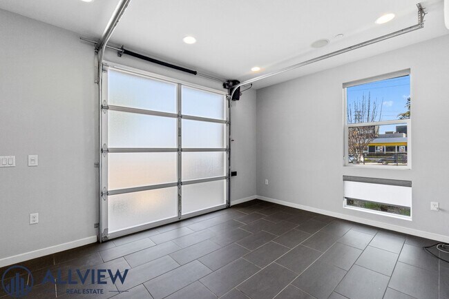 Building Photo - Beautiful three story live/work townhome in Westside Costa Mesa!