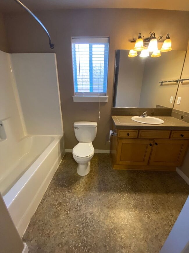 Building Photo - NE House Pet Friendly, 4 Bdrm, 2.5 Bath, Bonus Room, Office, Gas Heat/fireplace, A/C