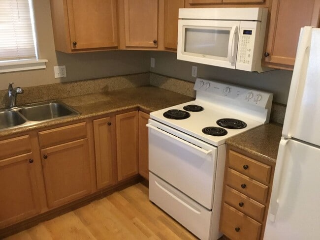 Building Photo - 5 Bedroom Duplex in University Area