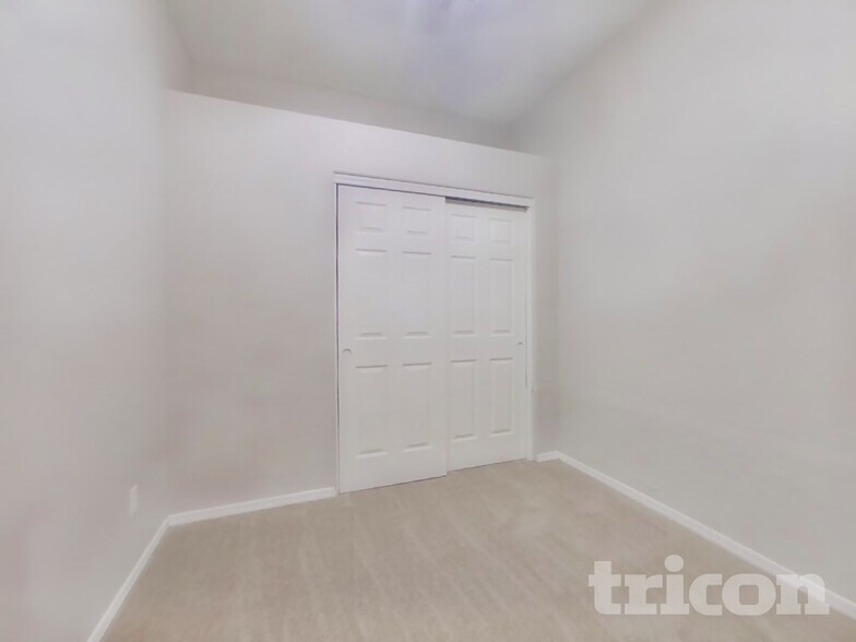 Building Photo - 7251 W Paradise Ln