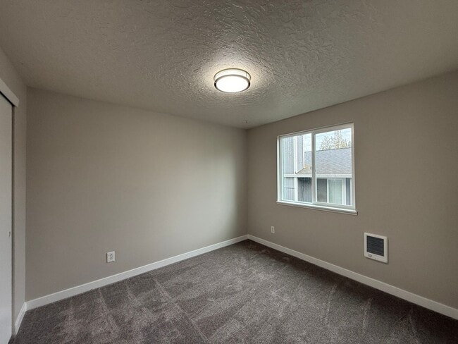 Building Photo - NOW SHOWING - RENOVATED Townhome Style Apartment In Raleigh Hills - See Listing for DETAILS and S...