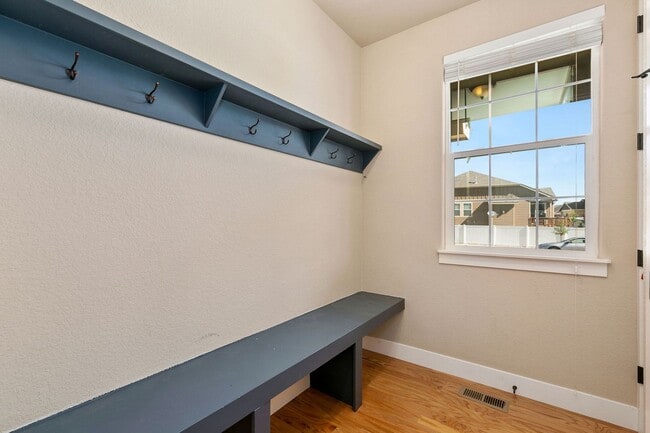 Building Photo - 4 Bedroom, 4 bathroom, Plus office and Loft!