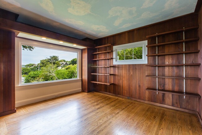 Building Photo - Mid Century Beauty in the Heart of the Banana Belt