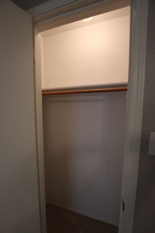 Building Photo - Beautiful 4 bedroom 2 bath home in Flint!