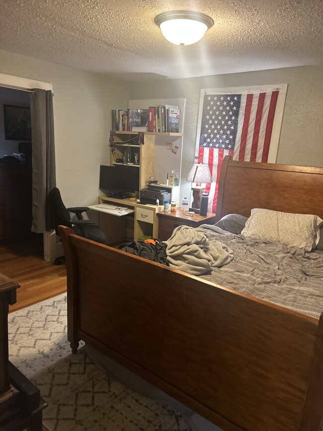 Very large Bedroom - 518 N 4th St