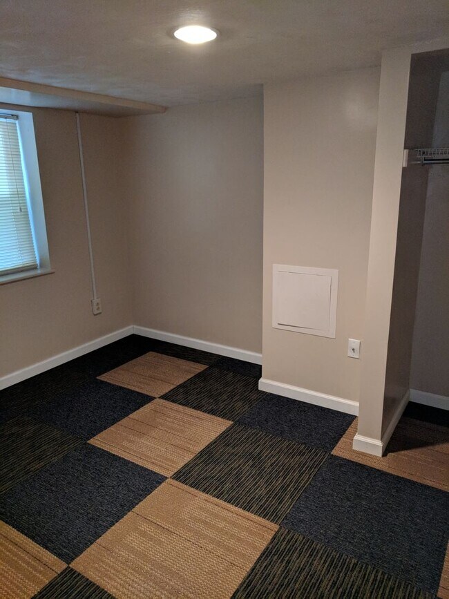 Building Photo - South Oakland Large and renovated 3 bedroom apartment Must SEE!