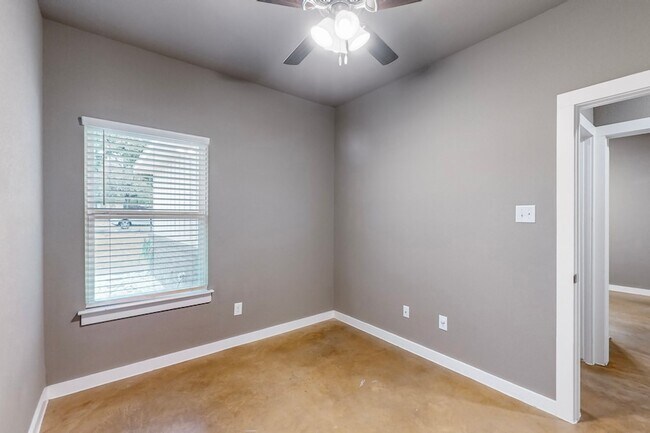 Building Photo - 209 S Baugh St