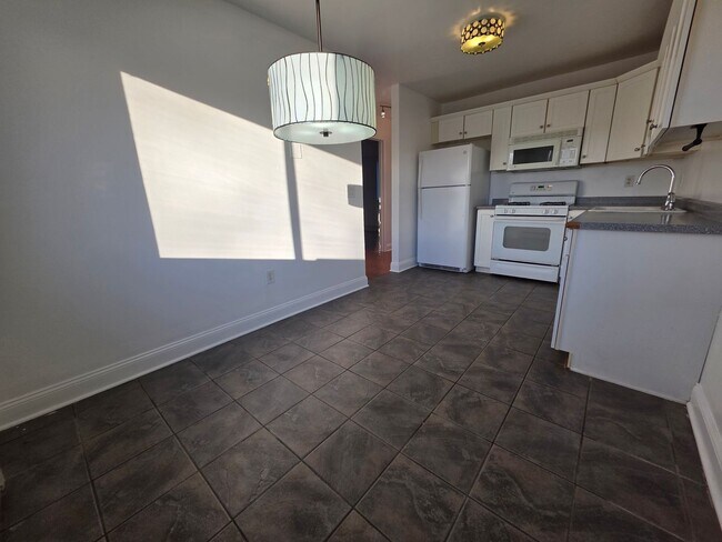 Building Photo - Bright 1 Bedroom Home - Poughkeepsie, NY