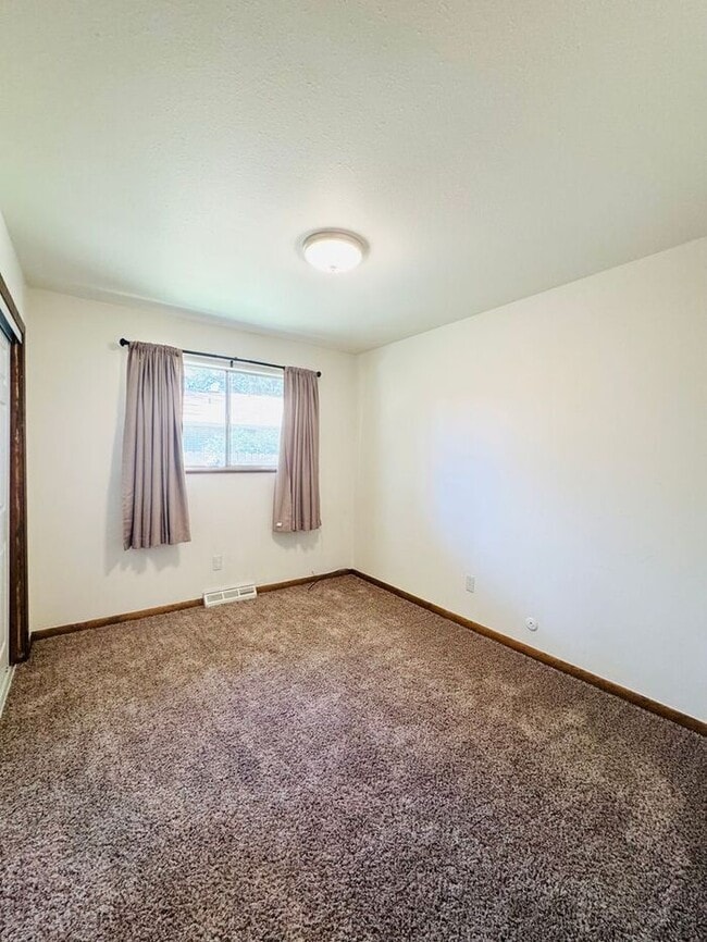 Building Photo - GREAT LOCATION! 2Bed, 1 Bath Bright and Sp...