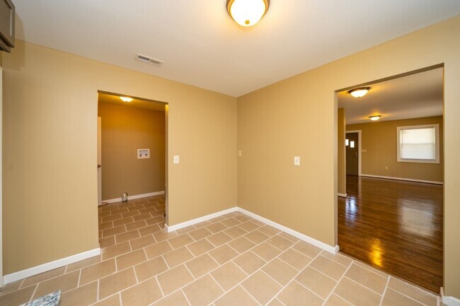 Building Photo - Move-In Ready Modern Makeover! Spacious 4-...