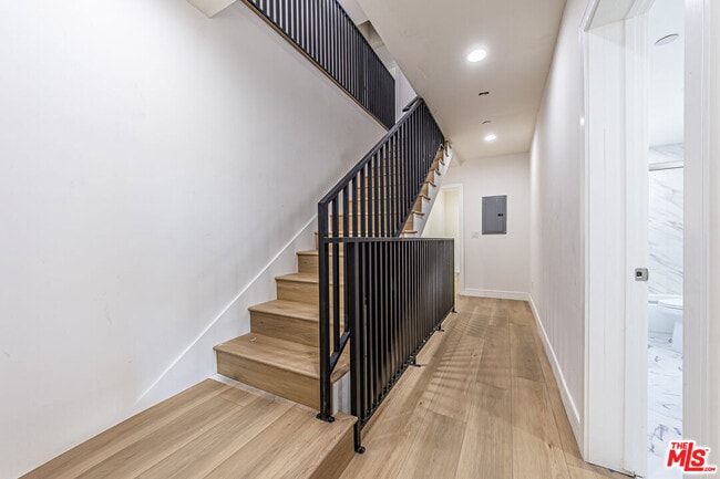 Building Photo - 5434 Romaine St