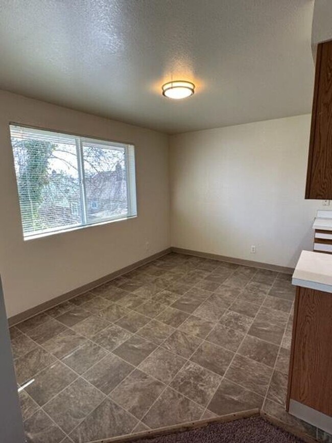 Building Photo - 2 Bed 1 Bath Apartment with a Single Car garage included!