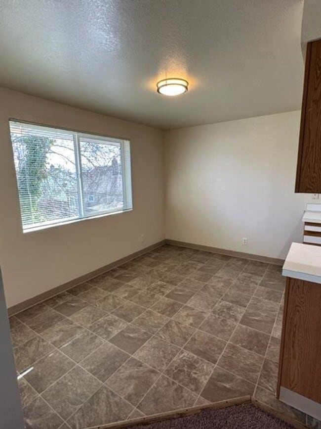 Building Photo - Rent Special: 1/2 Off April's Rent!! 2 Bedroom 1 Bath Unit NE Salem!