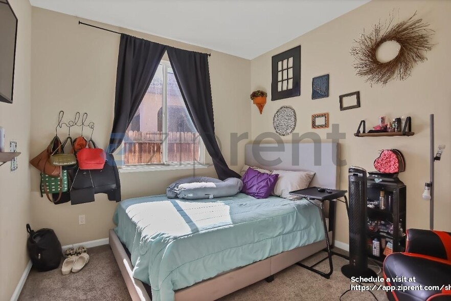 Building Photo - 1104 Greenbrier Dr