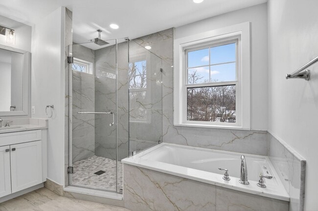 Building Photo - Spacious New Build in Quiet Glenmont / Silver Spring - Available Now