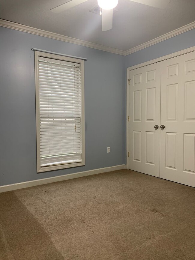 Building Photo - 3bed/2bath Home south of bypass