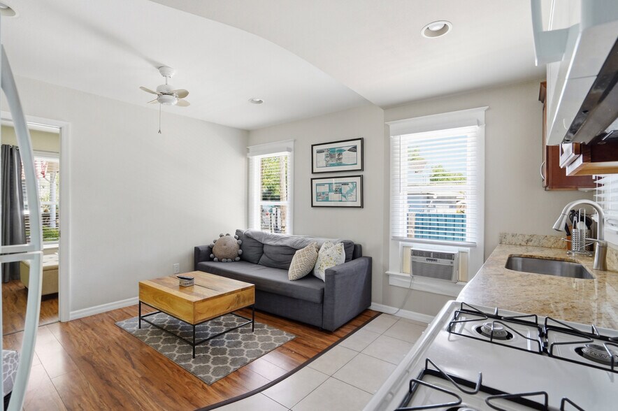 Building Photo - 539 6th St N