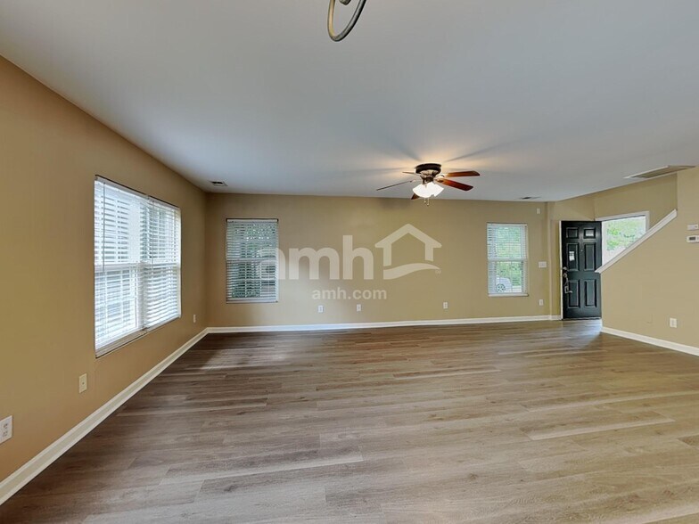 Building Photo - 100 Trayesan Dr