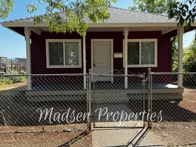 Building Photo - 2591 Brown Ave