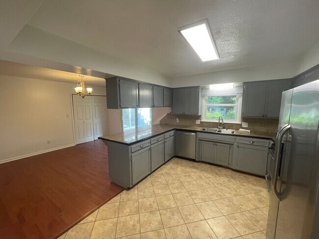 Building Photo - Beautiful 4 bed home