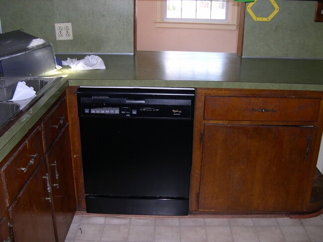 Building Photo - 3 bedroom, 1 bathroom house on Central Ave