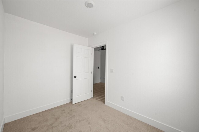 Building Photo - 623 N 10th St