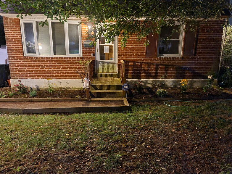 Front of house with flowers planted in beds - 1541 Fitzwatertown Rd