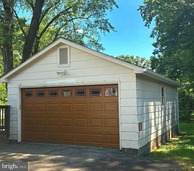 Building Photo - 4511 Eastlawn Ave