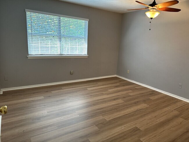 Building Photo - 11 Knollwood Cir