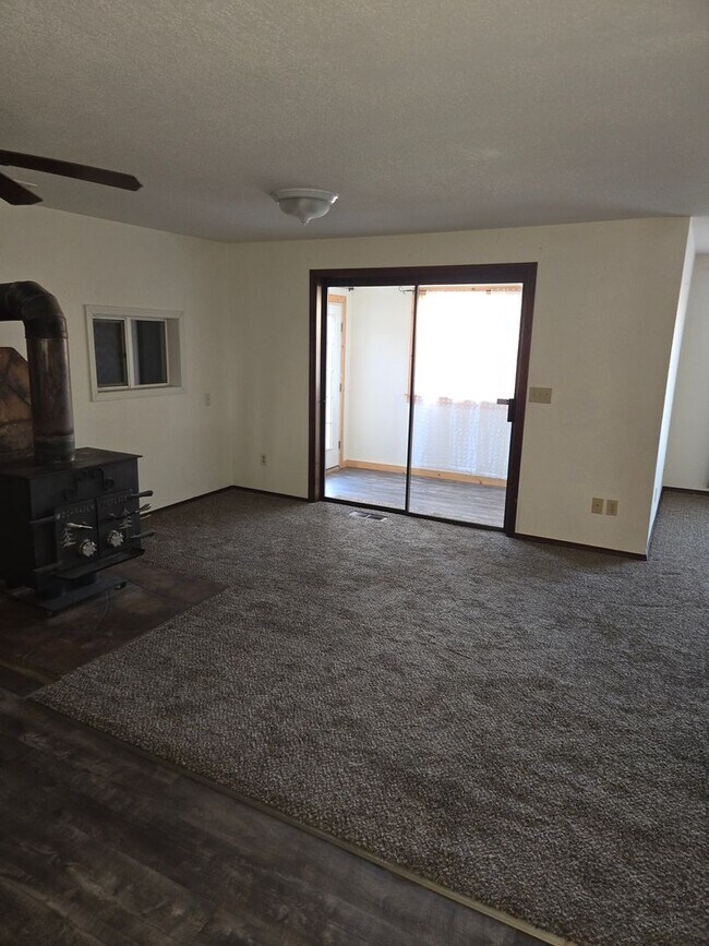 Building Photo - Beautiful Hermiston Home offers a perfect balance of comfort and convenience