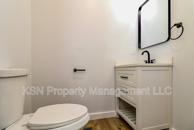 Building Photo - 1025 W 38th St