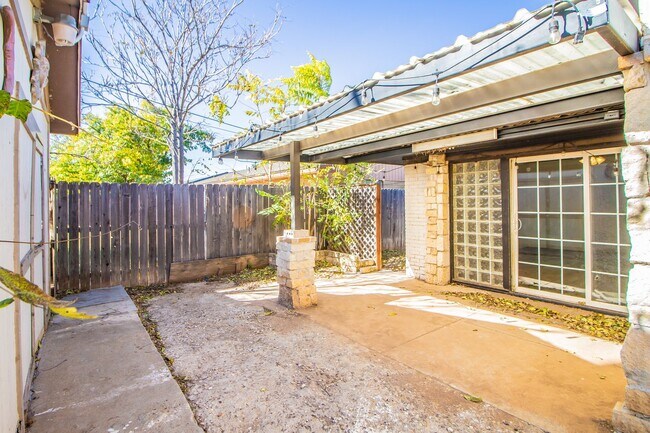 Building Photo - Spacious & Updated 4/2